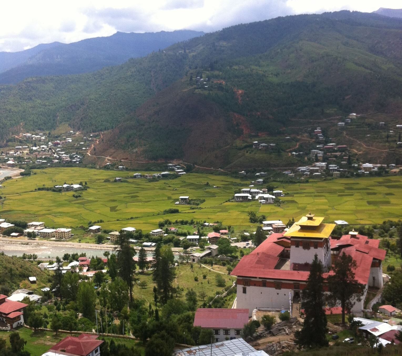 パロゾンとパロの町